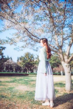 震惊！18岁少女竟在B站观看此类视频？免费观看的背后隐藏着什么？